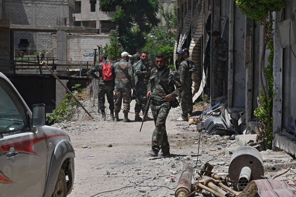 Бойцы на улице в квартале Кабун в пригороде Дамаска