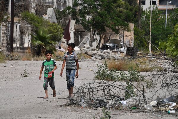 Дети на улице в квартале Кабун в пригороде Дамаска