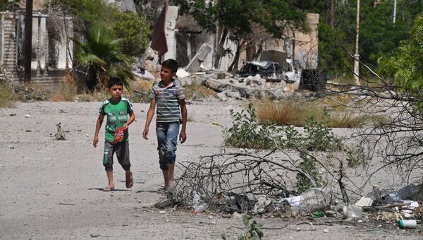 Дети на улице в квартале Кабун в пригороде Дамаска. Архивное фото