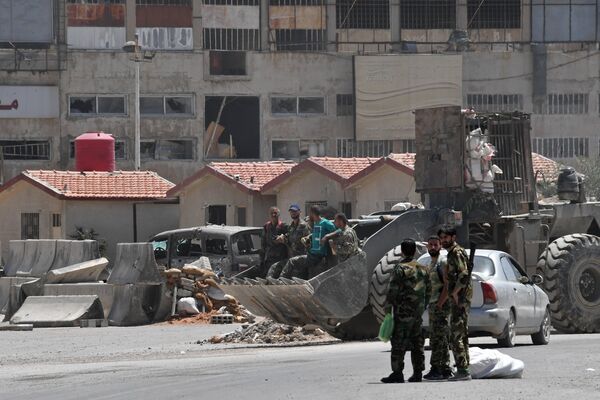 Бойцы на улице в квартале Кабун в пригороде Дамаска