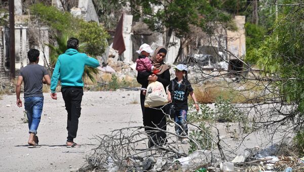 Жители на улице в квартале Кабун в пригороде Дамаска