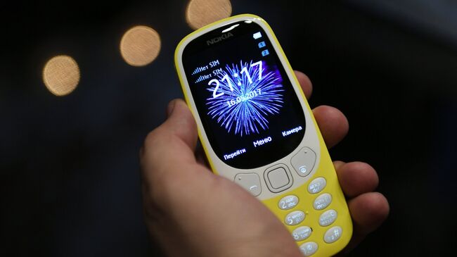 Обновленная версия классической модели мобильного телефона Nokia 3310 во время российской презентации в Москве. 16 мая 2017