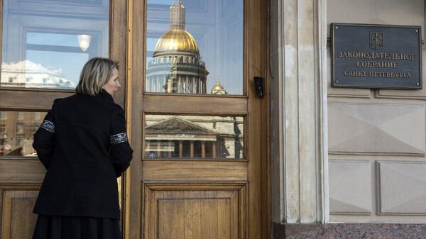 Вход в здание городского законодательного собрания в Санкт-Петербурге. Архивное фото.