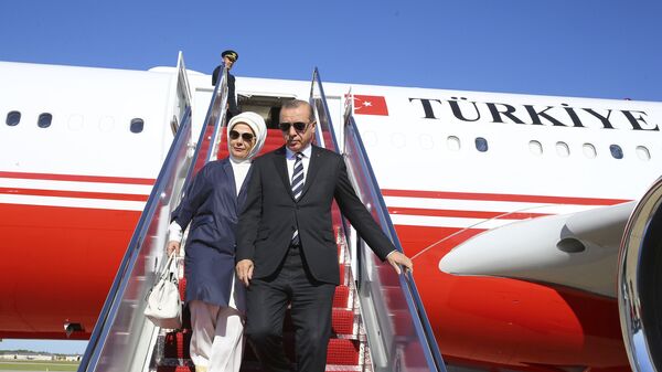Президент Турции Реджеп Тайип Эрдоган с супругой в аэропорту Вашингтона. 15 мая 2017 года 
