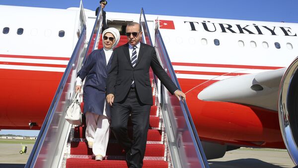 Президент Турции Реджеп Тайип Эрдоган с супругой в аэропорту Вашингтона. 15 мая 2017 года