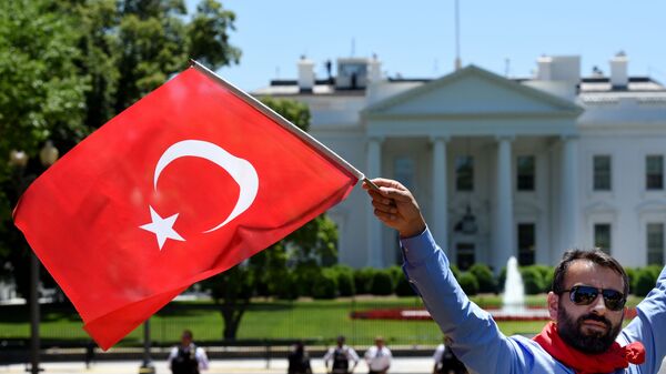 Сторонники президента Турции Реджепа Тайипа Эрдогана перед Белым домом в Вашингтоне. 16 мая 2017 года 