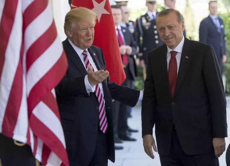 Президент США Дональд Трамп приветствует президента Турции Реджепа Тайипа Эрдогана в Вашингтоне. 16 мая 2017 года Президент США Дональд Трамп приветствует президента Турции Реджепа Тайипа Эрдогана в Вашингтоне. 16 мая 2017 года