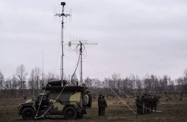 Комплекс радиоподавления Леер-2 на базе автомобиля Тигр во время демонстрации на полигоне Бабино в Тульской области Комплекс радиоподавления Леер-2 на базе автомобиля Тигр во время демонстрации на полигоне Бабино в Тульской области