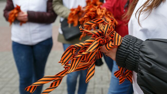 Волонтеры раздают георгиевские ленточки в Волгограде. Архивное фото