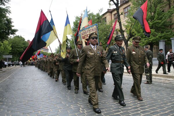 Ветераны Украинской повстанческой армии (УПА) во время шествия к памятнику Степану Бандере в честь Дня Героев в центре Львова Ветераны Украинской повстанческой армии (УПА) во время шествия к памятнику Степану Бандере в честь Дня Героев в центре Львова