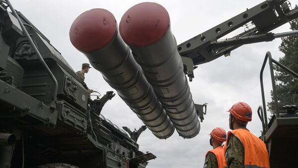 Перезарядка зенитного ракетного комплекса С-400 Триумф во время учений в Московской области. 17 мая 2017