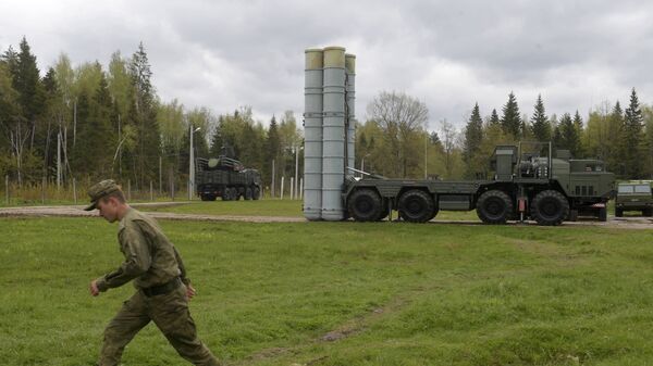 Зенитные ракетные комплексы С-400 Триумф во время учений подразделений ракетного полка в Московской области