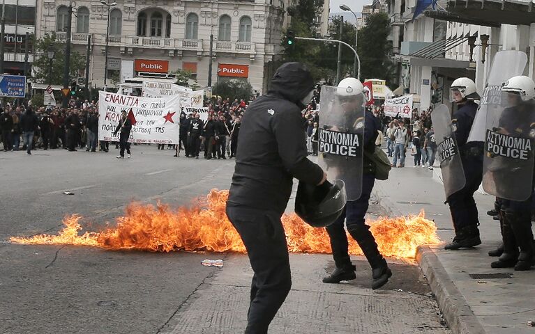 Столкновения между протестующими и полицией во время 24-часовой забастовки в Афинах, Греция. 17 мая 2017