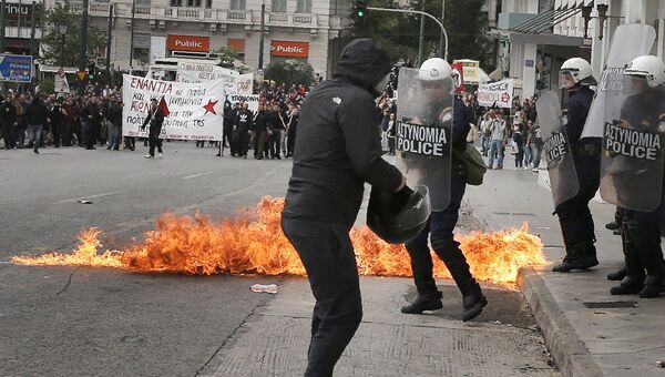 Столкновения между протестующими и полицией во вермя 24-часовой забастовки в Афинах, Греция. 17 мая 2017
