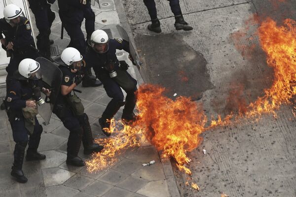 Сотрудники полиции во время забастовки в Афинах. 17 мая 2017
