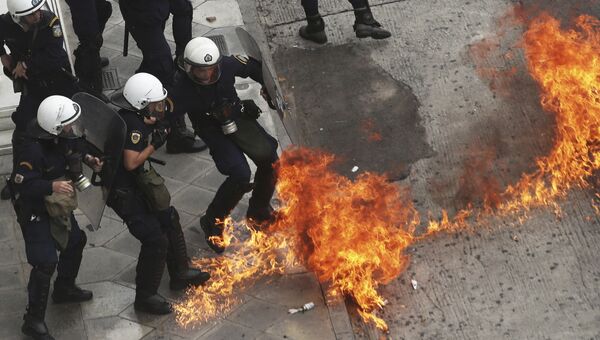 Сотрудники полиции во время забастовки в Афинах. 17 мая 2017