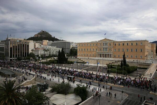 Демонстранты на улице Афин во время 24-часовой забастовки в Греции. 17 мая 2017