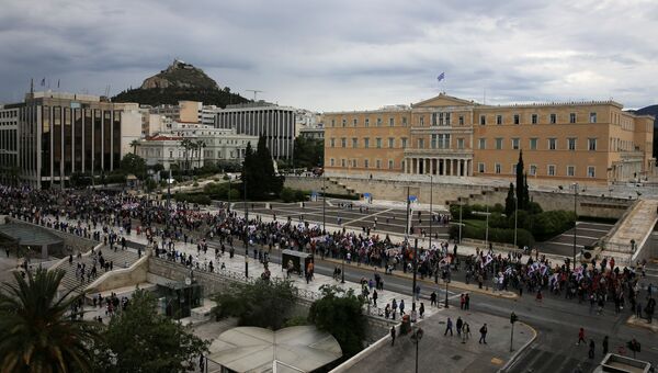 Демонстранты на улице Афин во время 24-часовой забастовки в Греции. 17 мая 2017
