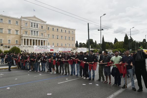 Протестующие во время 24-часовой забастовки в Афинах. 17 мая 2017
