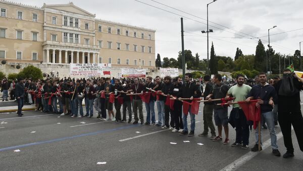 Протестующие во время 24-часовой забастовки в Афинах. 17 мая 2017