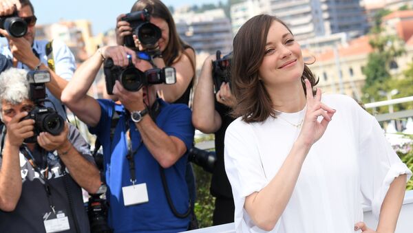 Актриса Марион Котийяр во время фотоколла фильма Призраки Исмаэля (Франция) в рамках 70-го Каннского международного кинофестиваля. 17 мая 2017