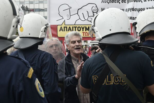 Столкновения между протестующими и полицией во время 24-часовой забастовки в Афинах, Греция. 17 мая 2017