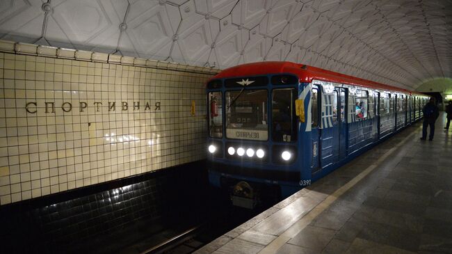 Поезд на станции метро Спортивная в Москве. Архивное фото