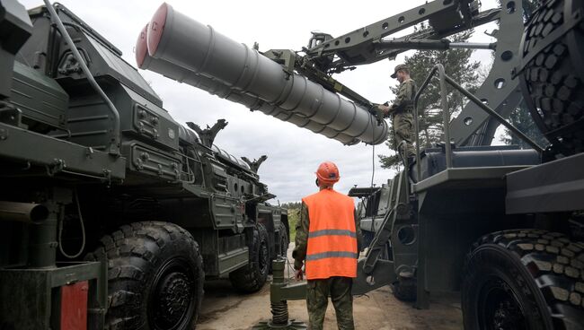 Перезарядка зенитного ракетного комплекса С-400 Триумф во время учений. Архивное фото