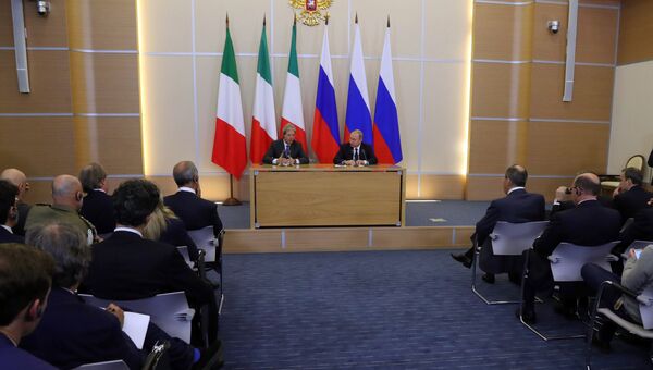Президент РФ Владимир Путин и председатель Совета министров Италии Паоло Джентилони во время пресс-конференции в Сочи. 17 мая 2017