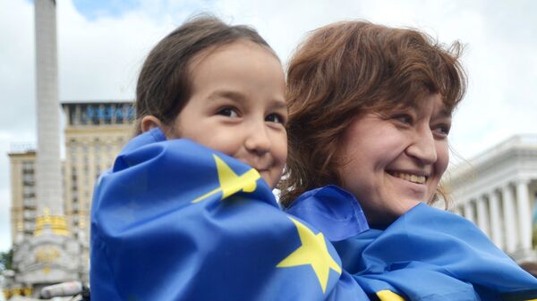 Люди с флагами ЕС и Украины на площади Независимости в Киеве