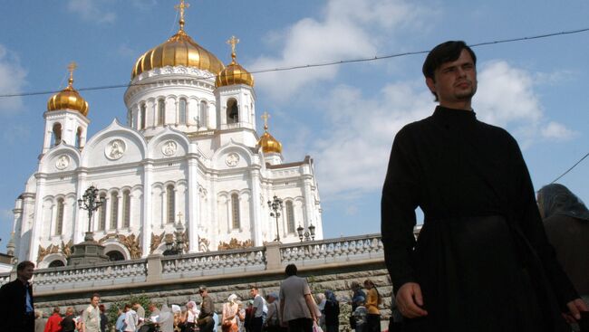 Очередь к мощам в храм Христа Спасителя. Архивное фото