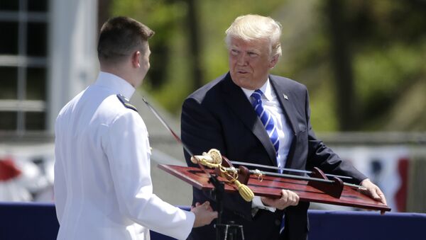 На выпускной церемонии Академии морской пехоты США Дональду Трампу подарили длинную наградную саблю