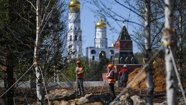 Рабочие во время строительства ландшафтного парка Зарядье в Москве. Архивное фото