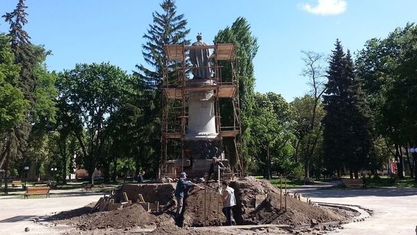 Работы по реконструкции постамента памятника Богдану Хмельницкому в Чернигове, Украина