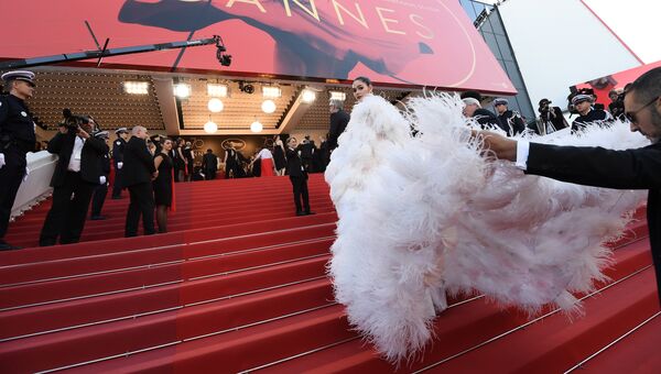 Тайская актриса Арая Альберта Харгейт на красной дорожке церемонии открытия 70-го Каннского международного кинофестиваля