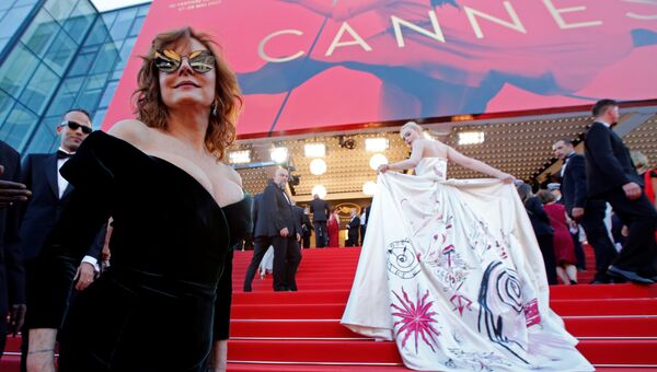 Актрисы Сьюзан Сарандон и Элль Фаннинг позируют на красной дорожке церемонии открытия 70-го Каннского международного кинофестиваля