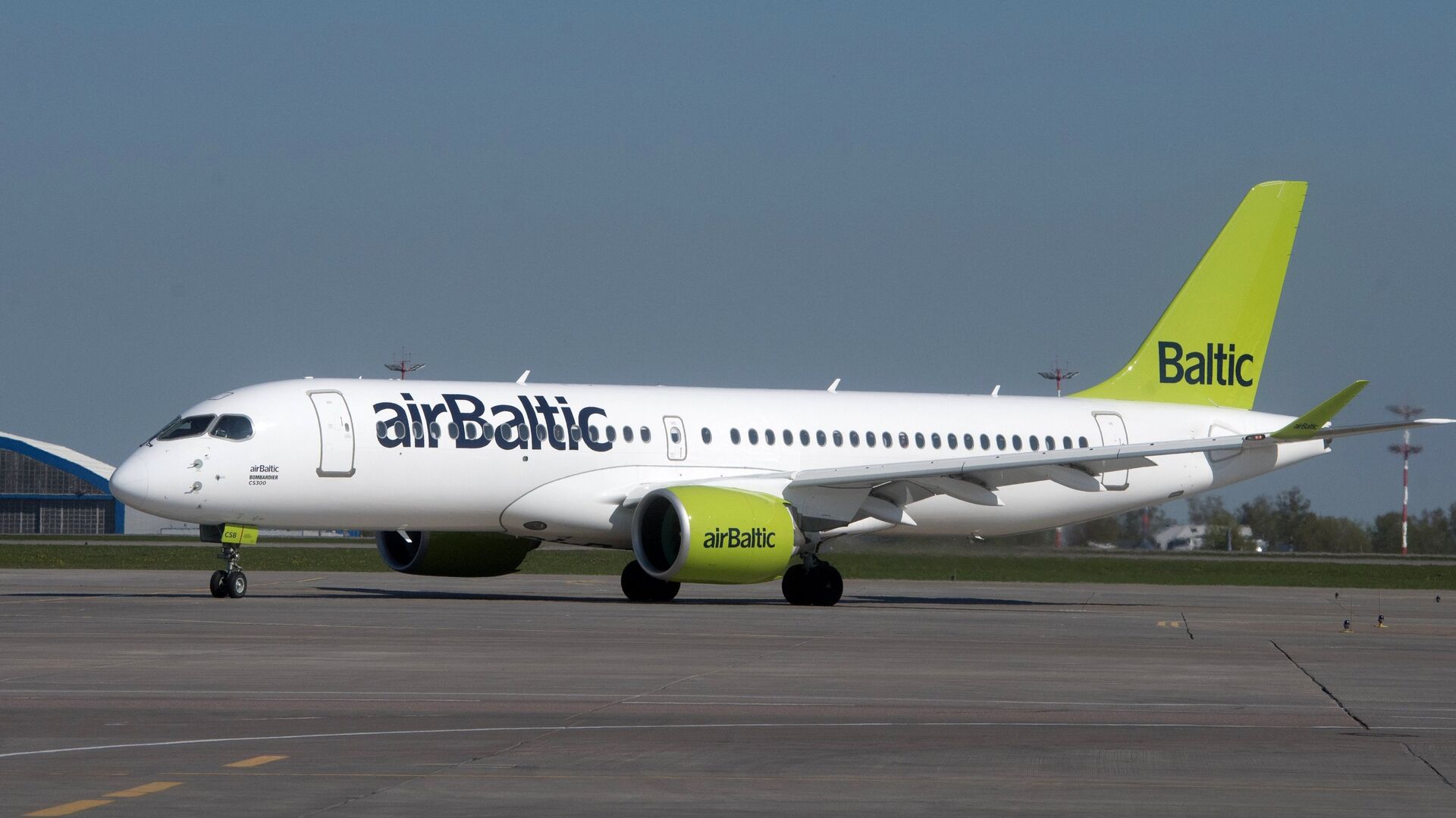 Самолет Bombardier CS300 латвийской авиакомпании airBaltic в аэропорту Шереметьево в Москве. 18 мая 2017 - РИА Новости, 1920, 28.02.2022