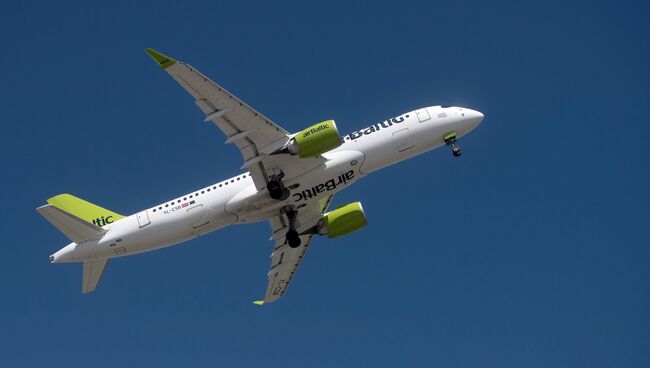 Самолет Bombardier CS300 латвийской авиакомпании airBaltic. Архивное фото