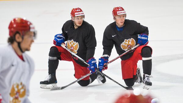 Евгений Дадонов и Никита Гусев во время тренировки перед четвертьфинальным матчем со сборной Чехии на чемпионате мира по хоккею во Франции. 17 мая 2017