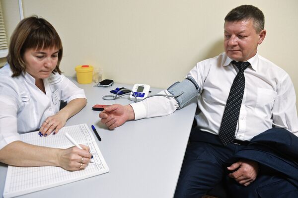 Если у пациента в возрасте 50-55 лет в семье есть близкие родственники-гипертоники, то на 99,9% он — формирующийся гипертоник Если у пациента в возрасте 50-55 лет в семье есть близкие родственники-гипертоники, то на 99,9% он — формирующийся гипертоник