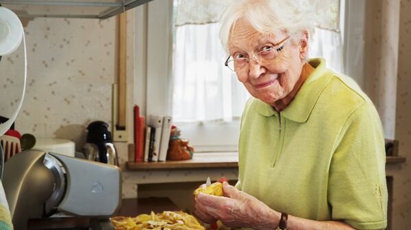 Бабушка готовит на кухне