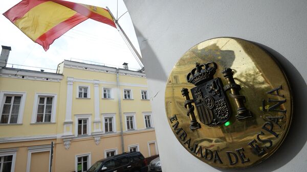 Герб Испании на здании посольства Испании в Москве. Архивное фото