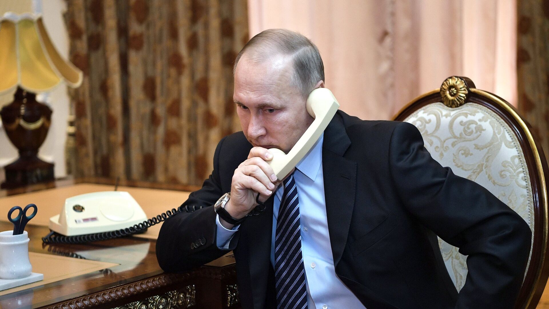 Владимир Путин во время телефонного разговора. Архивное фото - РИА Новости, 1920, 28.12.2022