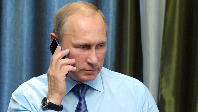 Президент России Владимир Путин во время телефонного разговора. Архивное фото