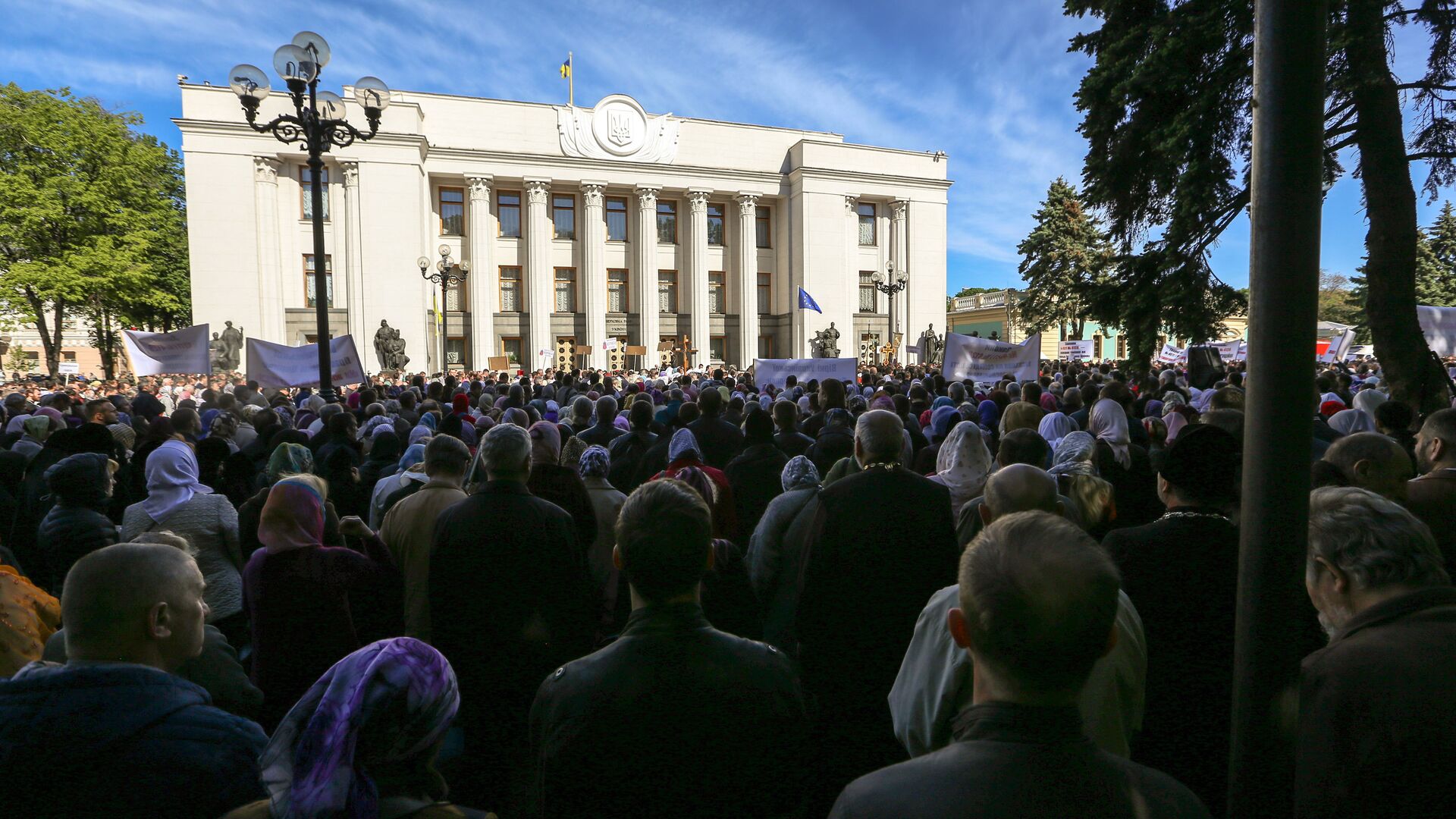 Акция прихожан Украинской православной церкви Московского патриархата у здания Верховной рады в Киеве. 18 мая 2017 - РИА Новости, 1920, 16.06.2021