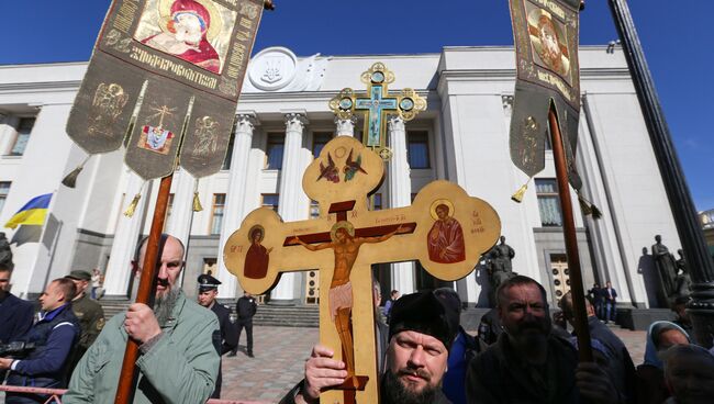 Акция прихожан Украинской православной церкви Московского патриархата у здания Верховной рады в Киеве. Архивное фото