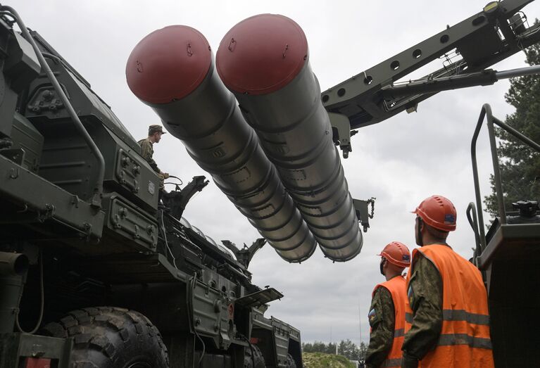 Перезарядка зенитного ракетного комплекса С-400 Триумф во время учений подразделений ракетного полка по выполнению задач боевого дежурства в Московской области