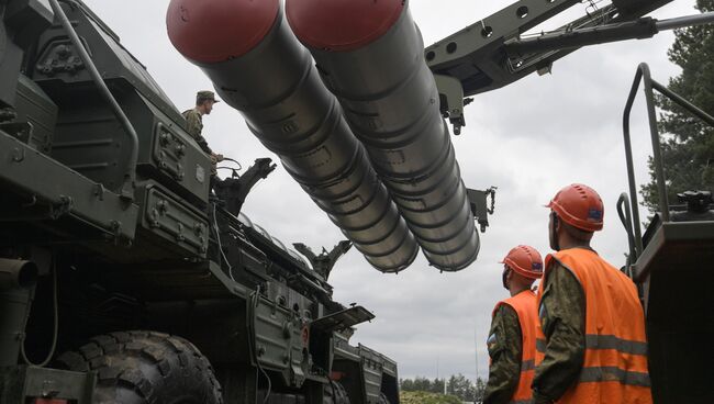 Перезарядка зенитного ракетного комплекса С-400 Триумф. Архивное фото