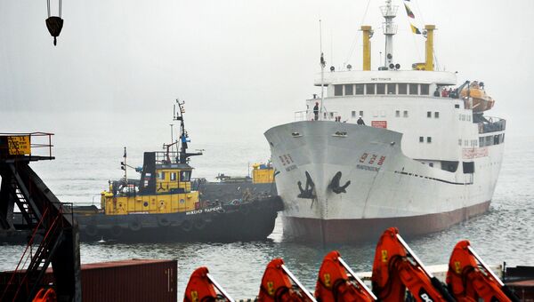 Северокорейское грузопассажирское судно Man Gyong Bong в порту Владивостока. Архивное фото