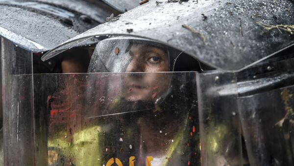 Сотрудники полиции на акциях протеста в Каракасе, Венесуэла